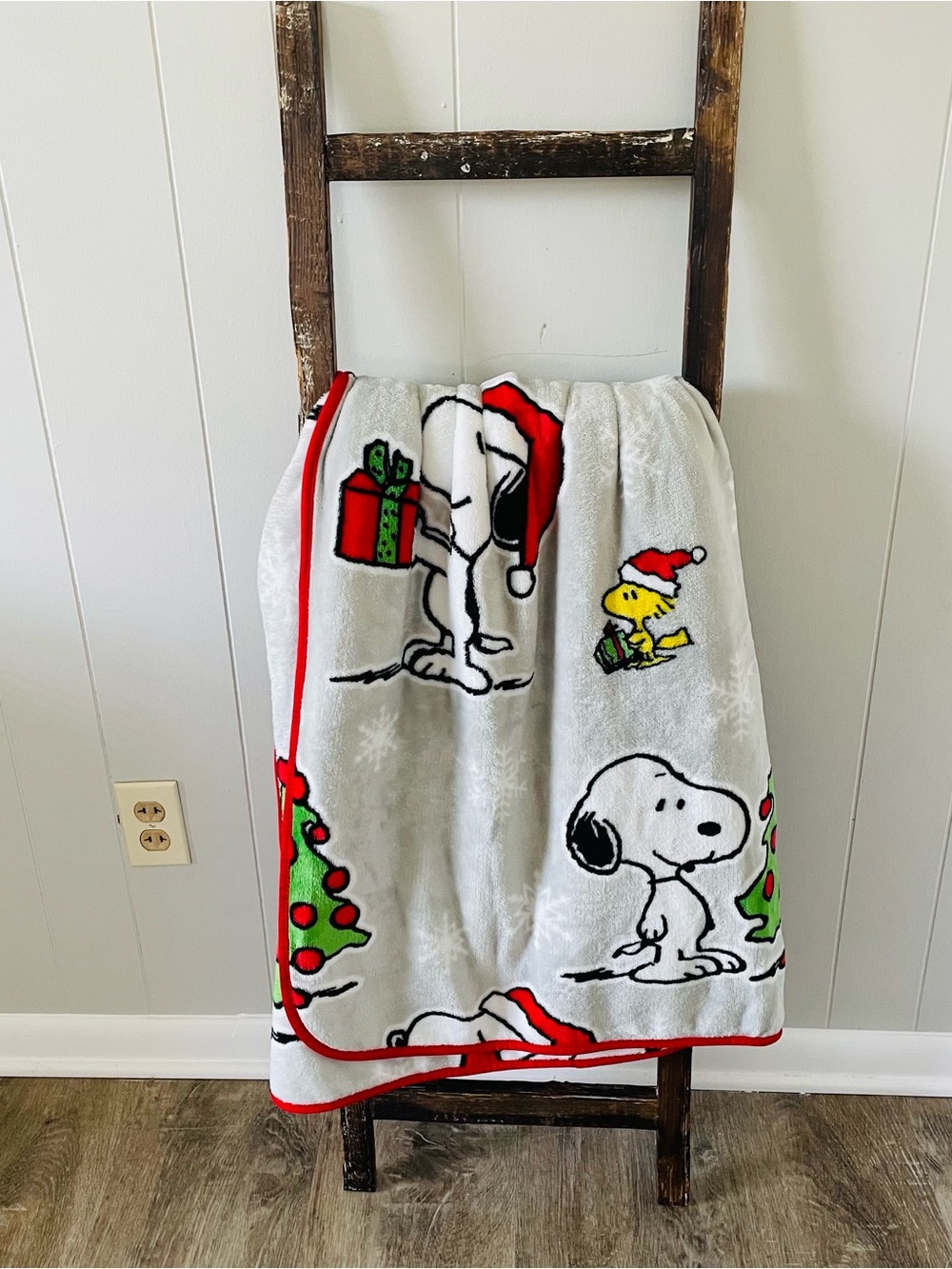 Peanuts Kids Holiday Snoopy Plush Blanket - Gray, Red, Green